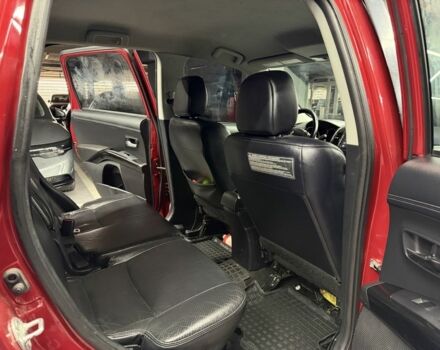 Красный Мицубиси Аутлендер, объемом двигателя 3 л и пробегом 210 тыс. км за 9500 $, фото 5 на Automoto.ua