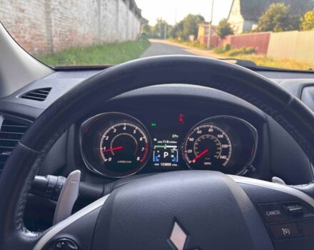 Красный Мицубиси Аутлендер, объемом двигателя 2 л и пробегом 200 тыс. км за 9100 $, фото 2 на Automoto.ua