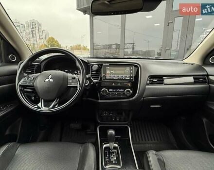 Міцубісі Аутлендер 2016 у Києві на Automoto.ua Червоний Міцубісі Аутлендер, об'ємом двигуна 2.36 л та пробігом 130 тис. км за 17490 $, фото 16 на Automoto.ua