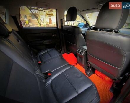 Красный Мицубиси Аутлендер, объемом двигателя 2.4 л и пробегом 125 тыс. км за 17400 $, фото 1 на Automoto.ua