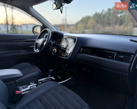 Красный Мицубиси Аутлендер, объемом двигателя 2 л и пробегом 85 тыс. км за 18900 $, фото 36 на Automoto.ua