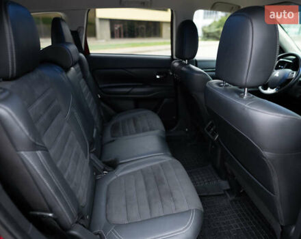 Красный Мицубиси Аутлендер, объемом двигателя 2.36 л и пробегом 145 тыс. км за 17000 $, фото 6 на Automoto.ua