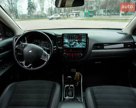 Красный Мицубиси Аутлендер, объемом двигателя 2.36 л и пробегом 145 тыс. км за 17000 $, фото 1 на Automoto.ua