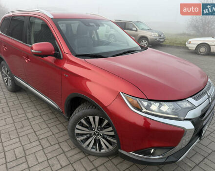 Красный Мицубиси Аутлендер, объемом двигателя 3 л и пробегом 106 тыс. км за 20700 $, фото 3 на Automoto.ua