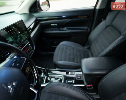 Красный Мицубиси Аутлендер, объемом двигателя 2.36 л и пробегом 145 тыс. км за 17000 $, фото 5 на Automoto.ua