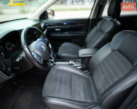 Красный Мицубиси Аутлендер, объемом двигателя 2.36 л и пробегом 145 тыс. км за 17000 $, фото 3 на Automoto.ua