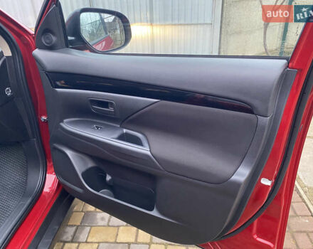 Красный Мицубиси Аутлендер, объемом двигателя 2 л и пробегом 40 тыс. км за 23500 $, фото 28 на Automoto.ua