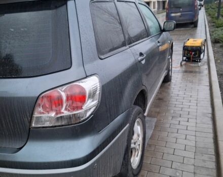 Серый Мицубиси Аутлендер, объемом двигателя 2.4 л и пробегом 286 тыс. км за 4800 $, фото 1 на Automoto.ua