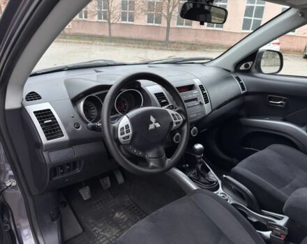 Серый Мицубиси Аутлендер, объемом двигателя 2 л и пробегом 275 тыс. км за 8500 $, фото 7 на Automoto.ua