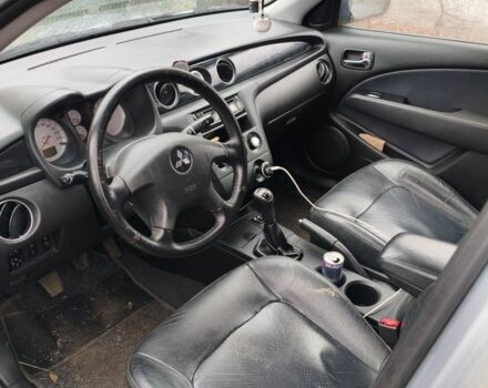 Серый Мицубиси Аутлендер, объемом двигателя 2 л и пробегом 371 тыс. км за 5700 $, фото 4 на Automoto.ua