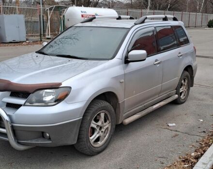 Серый Мицубиси Аутлендер, объемом двигателя 2 л и пробегом 240 тыс. км за 3900 $, фото 1 на Automoto.ua