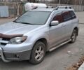 Серый Мицубиси Аутлендер, объемом двигателя 2 л и пробегом 240 тыс. км за 3900 $, фото 1 на Automoto.ua
