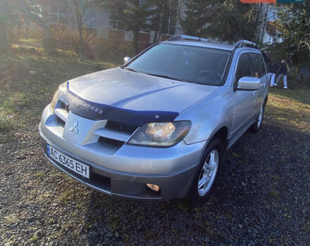 Серый Мицубиси Аутлендер, объемом двигателя 2 л и пробегом 250 тыс. км за 5700 $, фото 1 на Automoto.ua