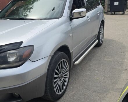 Серый Мицубиси Аутлендер, объемом двигателя 2 л и пробегом 300 тыс. км за 7000 $, фото 1 на Automoto.ua