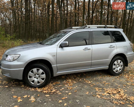 Серый Мицубиси Аутлендер, объемом двигателя 2 л и пробегом 239 тыс. км за 5800 $, фото 2 на Automoto.ua