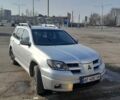 Серый Мицубиси Аутлендер, объемом двигателя 2 л и пробегом 320 тыс. км за 7300 $, фото 1 на Automoto.ua