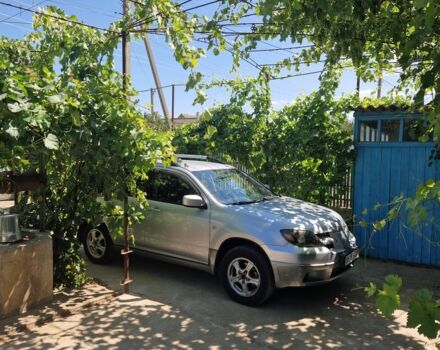 Серый Мицубиси Аутлендер, объемом двигателя 2.4 л и пробегом 250 тыс. км за 4900 $, фото 1 на Automoto.ua