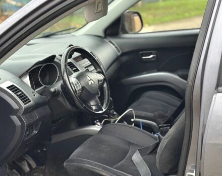 Серый Мицубиси Аутлендер, объемом двигателя 2 л и пробегом 290 тыс. км за 4500 $, фото 2 на Automoto.ua