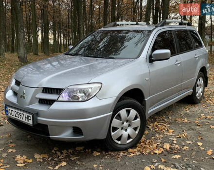 Серый Мицубиси Аутлендер, объемом двигателя 2 л и пробегом 239 тыс. км за 5800 $, фото 1 на Automoto.ua
