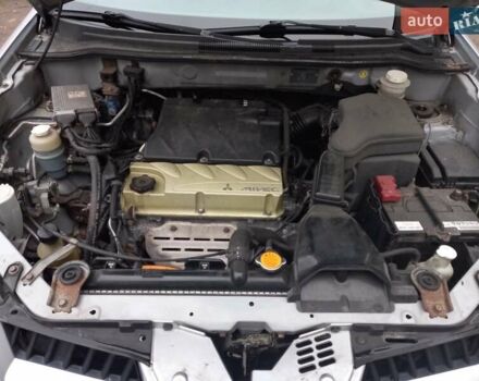 Серый Мицубиси Аутлендер, объемом двигателя 2.4 л и пробегом 265 тыс. км за 6400 $, фото 5 на Automoto.ua