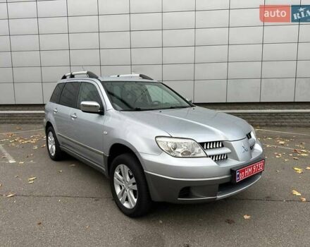Серый Мицубиси Аутлендер, объемом двигателя 2 л и пробегом 236 тыс. км за 6600 $, фото 2 на Automoto.ua