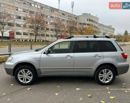 Серый Мицубиси Аутлендер, объемом двигателя 2 л и пробегом 236 тыс. км за 6600 $, фото 5 на Automoto.ua