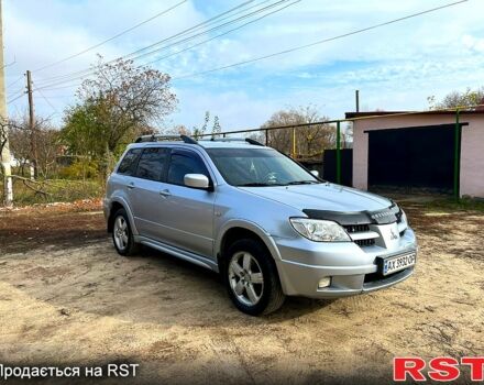 Серый Мицубиси Аутлендер, объемом двигателя 2 л и пробегом 200 тыс. км за 5700 $, фото 4 на Automoto.ua
