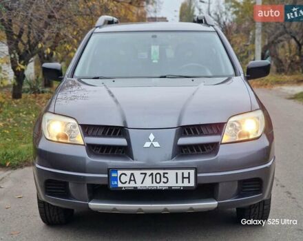 Серый Мицубиси Аутлендер, объемом двигателя 2 л и пробегом 240 тыс. км за 6300 $, фото 2 на Automoto.ua