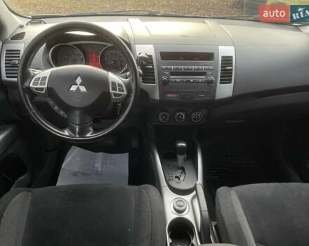 Серый Мицубиси Аутлендер, объемом двигателя 3 л и пробегом 157 тыс. км за 8500 $, фото 4 на Automoto.ua