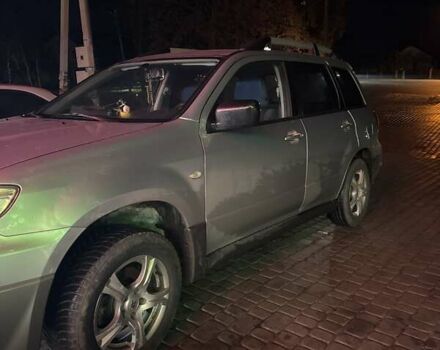 Серый Мицубиси Аутлендер, объемом двигателя 2 л и пробегом 300 тыс. км за 5000 $, фото 1 на Automoto.ua