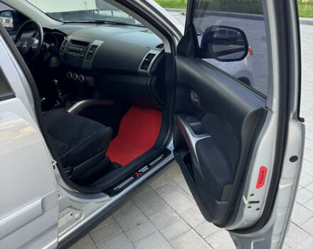 Серый Мицубиси Аутлендер, объемом двигателя 2 л и пробегом 179 тыс. км за 9500 $, фото 3 на Automoto.ua