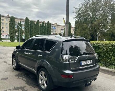 Серый Мицубиси Аутлендер, объемом двигателя 2 л и пробегом 250 тыс. км за 9300 $, фото 1 на Automoto.ua