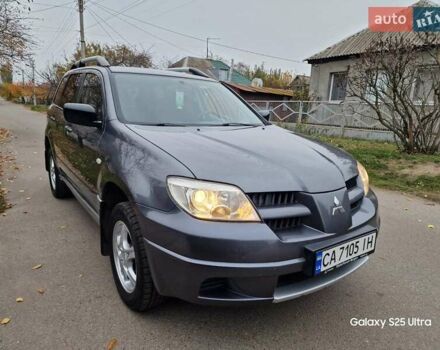 Серый Мицубиси Аутлендер, объемом двигателя 2 л и пробегом 240 тыс. км за 6300 $, фото 1 на Automoto.ua