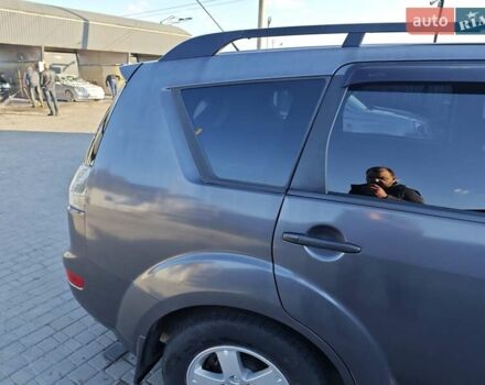 Серый Мицубиси Аутлендер, объемом двигателя 3 л и пробегом 320 тыс. км за 7700 $, фото 3 на Automoto.ua