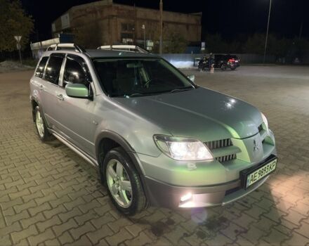 Серый Мицубиси Аутлендер, объемом двигателя 2 л и пробегом 200 тыс. км за 5400 $, фото 1 на Automoto.ua