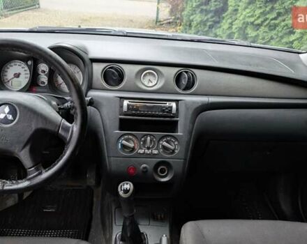 Серый Мицубиси Аутлендер, объемом двигателя 2 л и пробегом 226 тыс. км за 5500 $, фото 4 на Automoto.ua