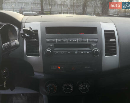 Серый Мицубиси Аутлендер, объемом двигателя 3 л и пробегом 157 тыс. км за 8500 $, фото 28 на Automoto.ua