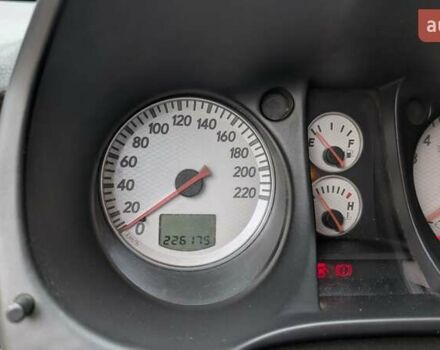 Серый Мицубиси Аутлендер, объемом двигателя 2 л и пробегом 226 тыс. км за 5500 $, фото 3 на Automoto.ua