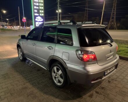 Серый Мицубиси Аутлендер, объемом двигателя 2 л и пробегом 200 тыс. км за 5400 $, фото 3 на Automoto.ua
