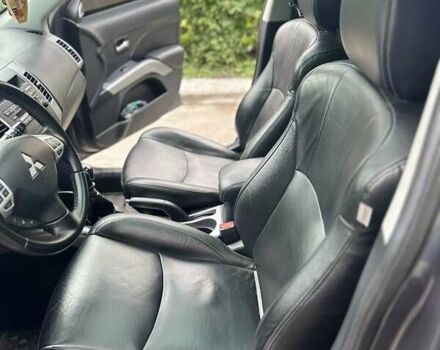 Серый Мицубиси Аутлендер, объемом двигателя 2 л и пробегом 250 тыс. км за 9300 $, фото 14 на Automoto.ua