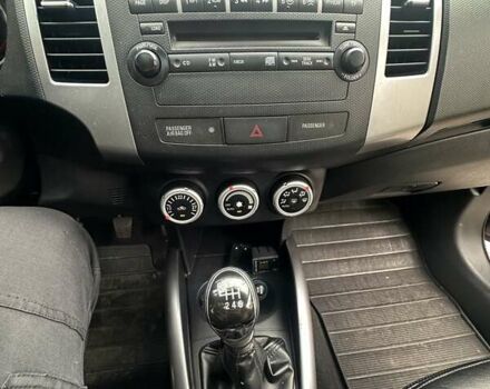 Серый Мицубиси Аутлендер, объемом двигателя 2 л и пробегом 250 тыс. км за 9300 $, фото 17 на Automoto.ua