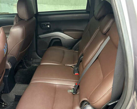 Сірий Міцубісі Аутлендер, об'ємом двигуна 2.36 л та пробігом 380 тис. км за 10000 $, фото 2 на Automoto.ua