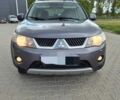 Серый Мицубиси Аутлендер, объемом двигателя 2 л и пробегом 300 тыс. км за 4500 $, фото 1 на Automoto.ua