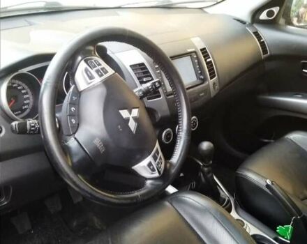 Серый Мицубиси Аутлендер, объемом двигателя 2.2 л и пробегом 207 тыс. км за 8000 $, фото 2 на Automoto.ua