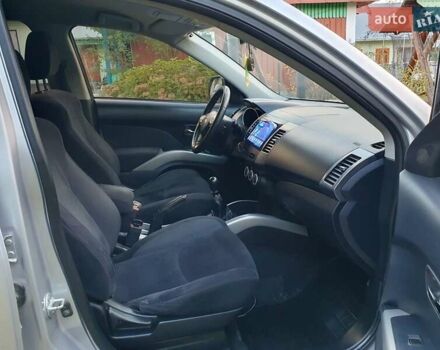 Міцубісі Аутлендер 2007 у Косове на Automoto.ua Сірий Міцубісі Аутлендер, об'ємом двигуна 2 л та пробігом 320 тис. км за 7500 $, фото 25 на Automoto.ua