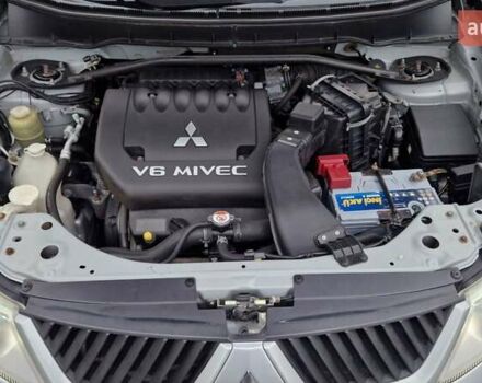 Серый Мицубиси Аутлендер, объемом двигателя 3 л и пробегом 197 тыс. км за 9500 $, фото 31 на Automoto.ua