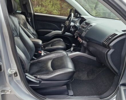 Серый Мицубиси Аутлендер, объемом двигателя 3 л и пробегом 197 тыс. км за 9500 $, фото 13 на Automoto.ua