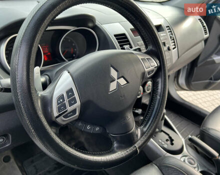 Серый Мицубиси Аутлендер, объемом двигателя 3 л и пробегом 277 тыс. км за 7999 $, фото 19 на Automoto.ua