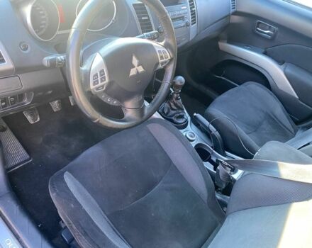 Серый Мицубиси Аутлендер, объемом двигателя 2 л и пробегом 400 тыс. км за 4700 $, фото 7 на Automoto.ua