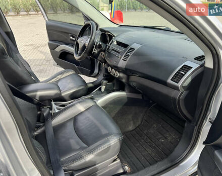 Серый Мицубиси Аутлендер, объемом двигателя 3 л и пробегом 277 тыс. км за 7999 $, фото 13 на Automoto.ua